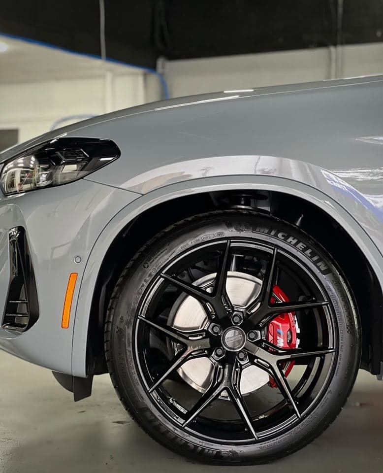 BMW X4 M — Gloss-black wheels, red M calipers (Rims & Tires)
