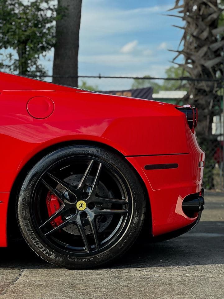 Ferrari F430 — Black five-spoke wheels, red calipers (Rims & Tires)